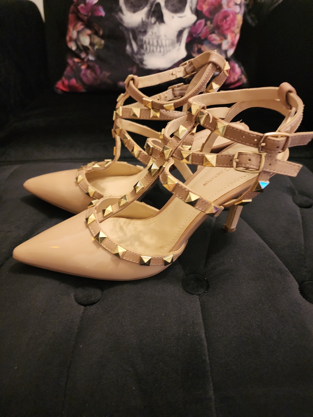 BCBG Pointed Nude Patent Leathet Heels with Gold Pyramid Studs Size 7.5